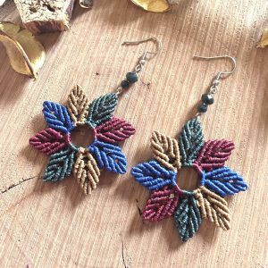 Χειροποίητα μακραμέ σκουλαρίκια με κυκλικό μοτίβο και πολύχρωμα φυλλαράκια, με ατσάλινα γαντζάκια