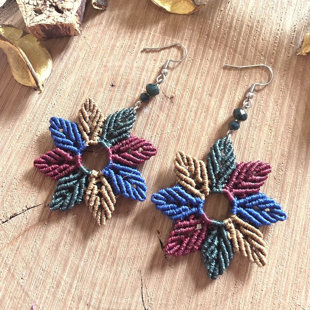 Χειροποίητα μακραμέ σκουλαρίκια με κυκλικό μοτίβο και πολύχρωμα φυλλαράκια, με ατσάλινα γαντζάκια