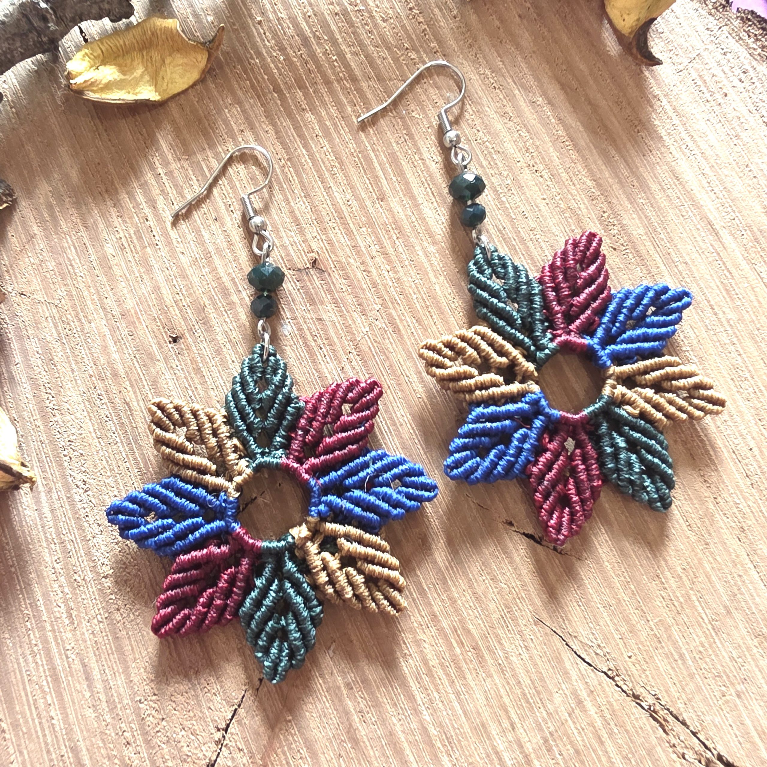 Floral Orbit – Χειροποίητα μακραμε σκουλαρίκια με κυκλικό φυλλωτό μοτίβο - Image 3