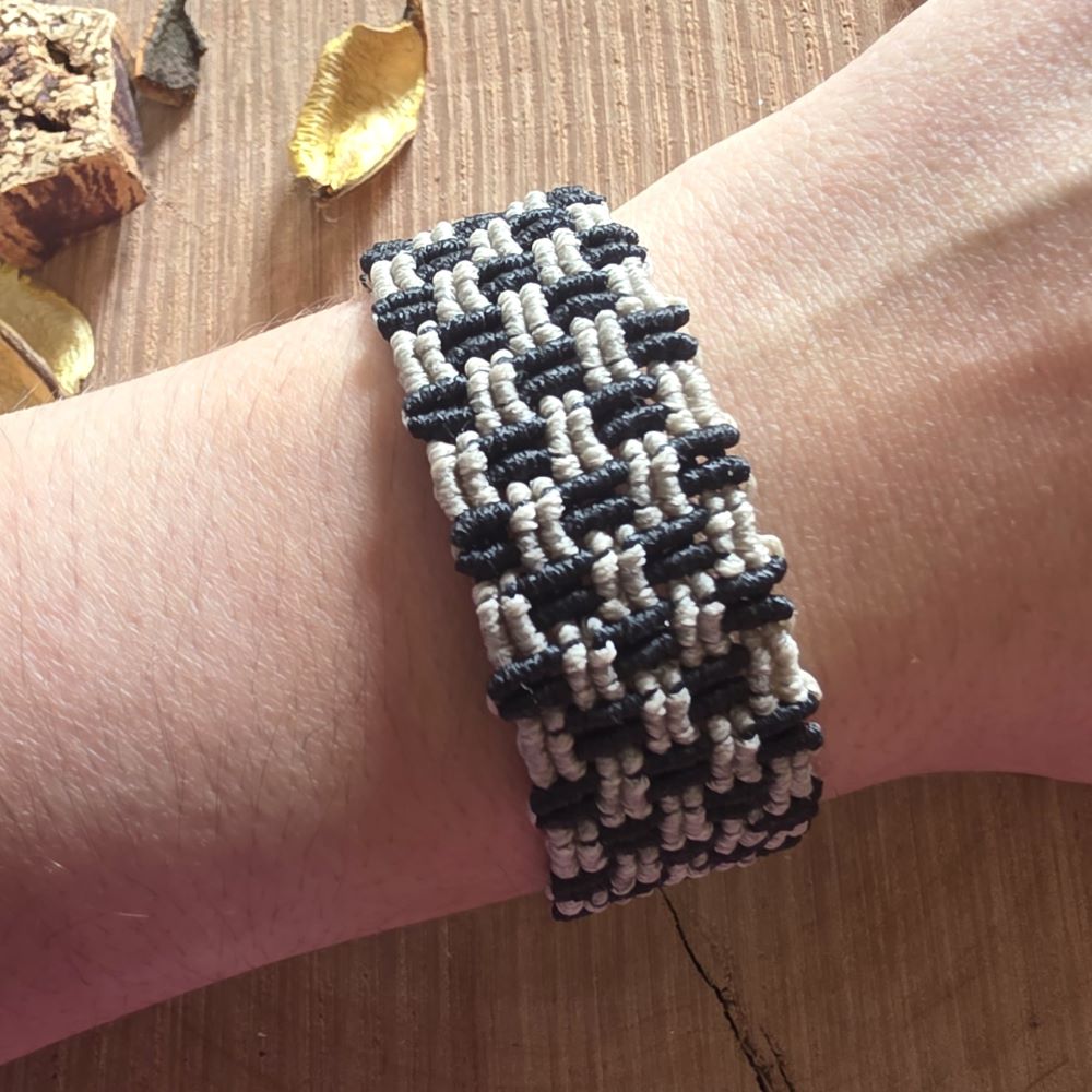 Earthline -Χειροποίητο μακραμε βραχιόλι σε μαύρο και μπεζ άμμου - Image 4