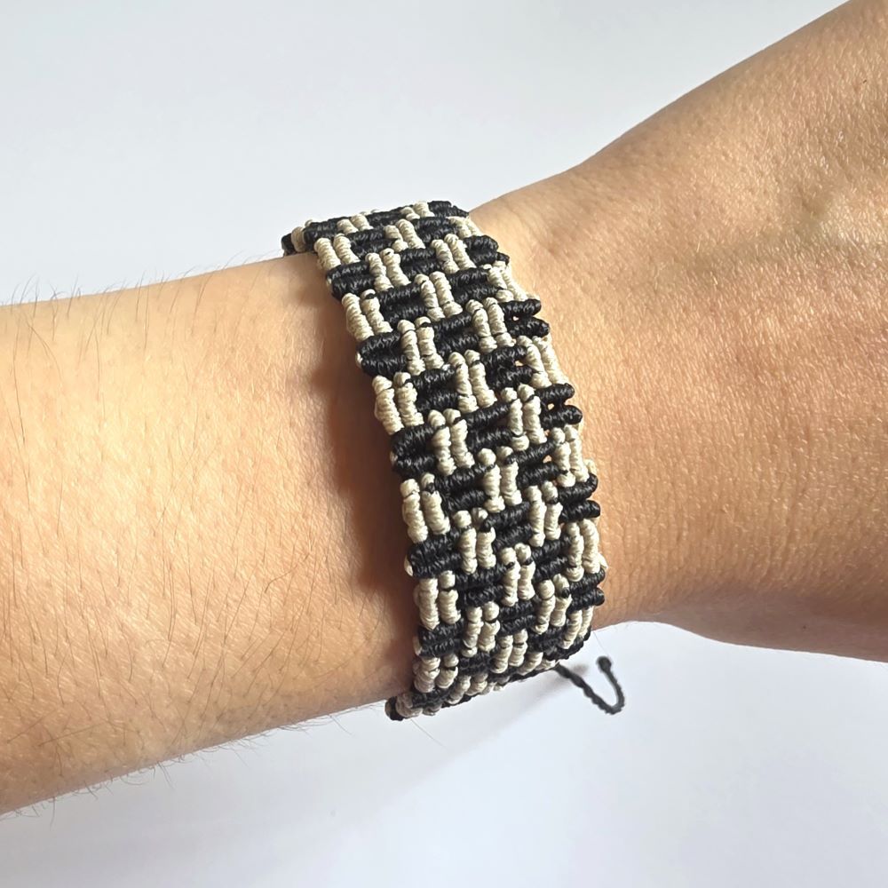 Earthline -Χειροποίητο μακραμε βραχιόλι σε μαύρο και μπεζ άμμου - Image 2