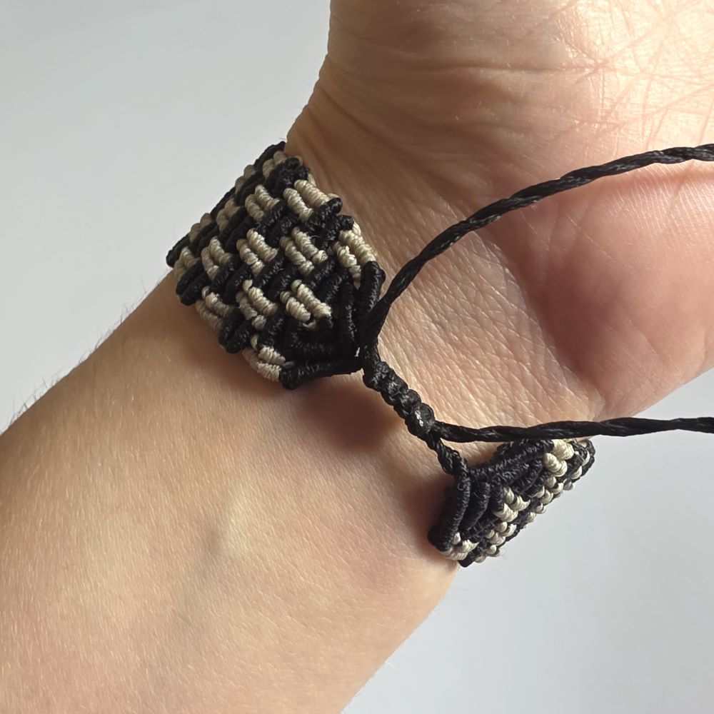 Earthline -Χειροποίητο μακραμε βραχιόλι σε μαύρο και μπεζ άμμου - Image 3