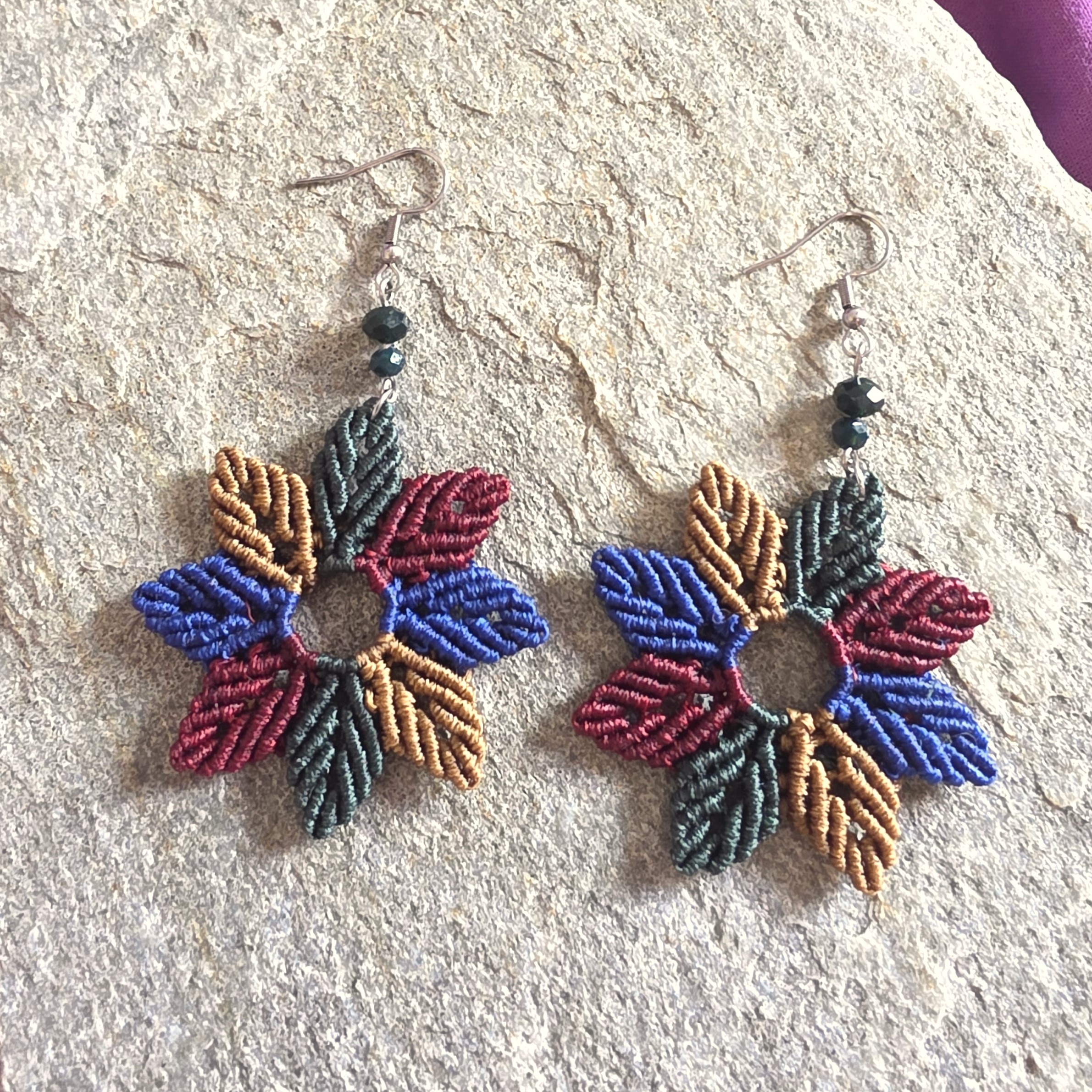 Floral Orbit – Χειροποίητα μακραμε σκουλαρίκια με κυκλικό φυλλωτό μοτίβο - Image 2