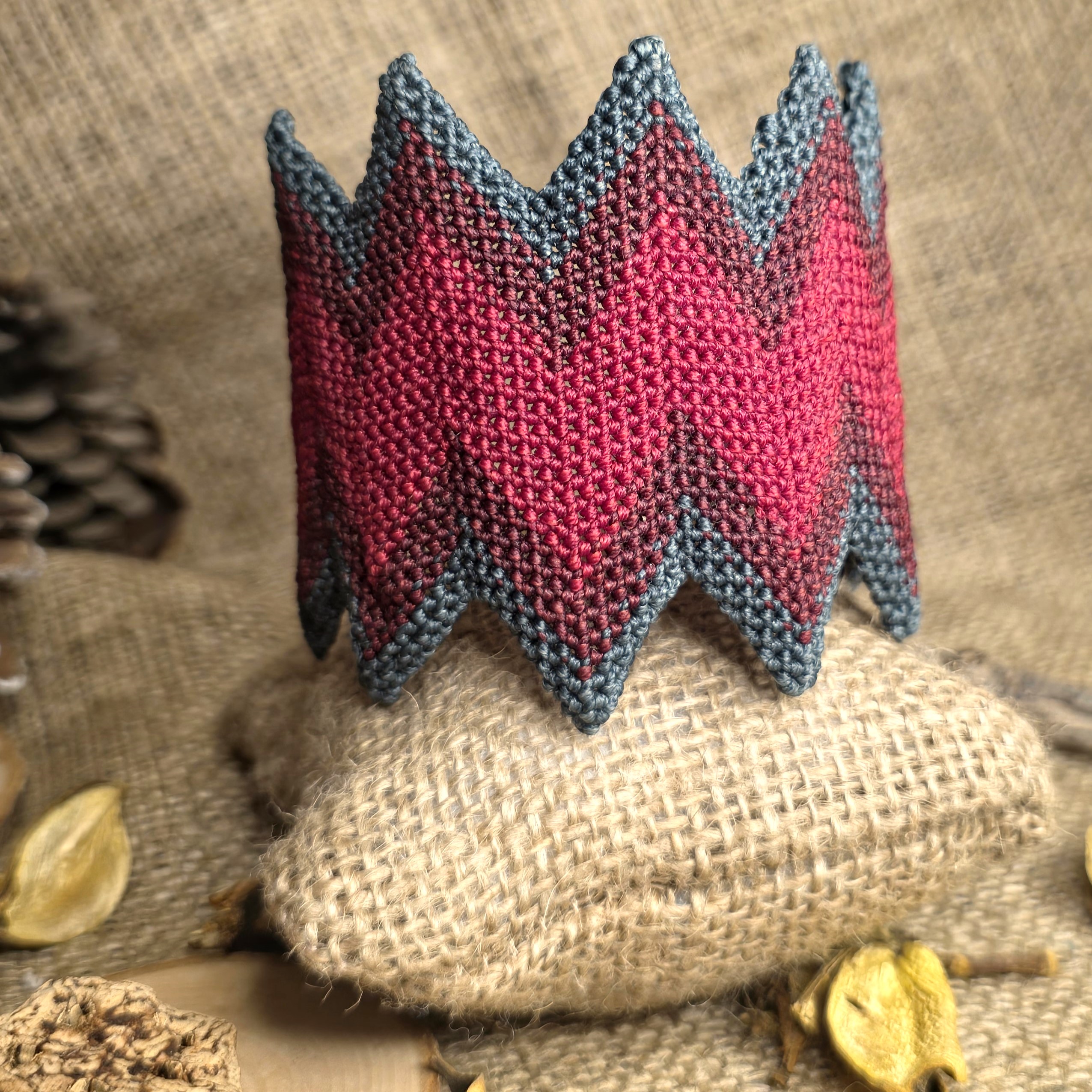 Μεγάλο χειροποίητο μακραμέ ζιγκ ζαγκ βραχιόλι σε κόκκινο μπορντό και σκούρο μπλε με κλείσιμο κουμπί