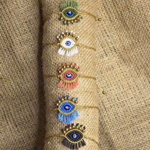 Χειροποίητα μακραμέ βραχιόλια με μοτίβο ματιού και χάντρες αιματίτη σε διαφορετικά χρώματα με κλείσιμο αυξομείωσης