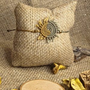 Χειροποίητο μακραμέ βραχιόλι με σπειροειδές μοτίβο σε μπεζ και χακί αποχρώσεις με ρυθμιζόμενο κλείσιμο