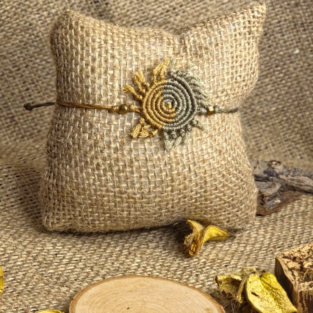 Χειροποίητο μακραμέ βραχιόλι με σπειροειδές μοτίβο σε μπεζ και χακί αποχρώσεις με ρυθμιζόμενο κλείσιμο