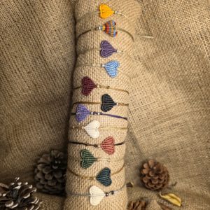 Χειροποίητα μακραμέ βραχιόλια με μικρές καρδιές σε διάφορα χρώματα με κλείσιμο αυξομείωσης