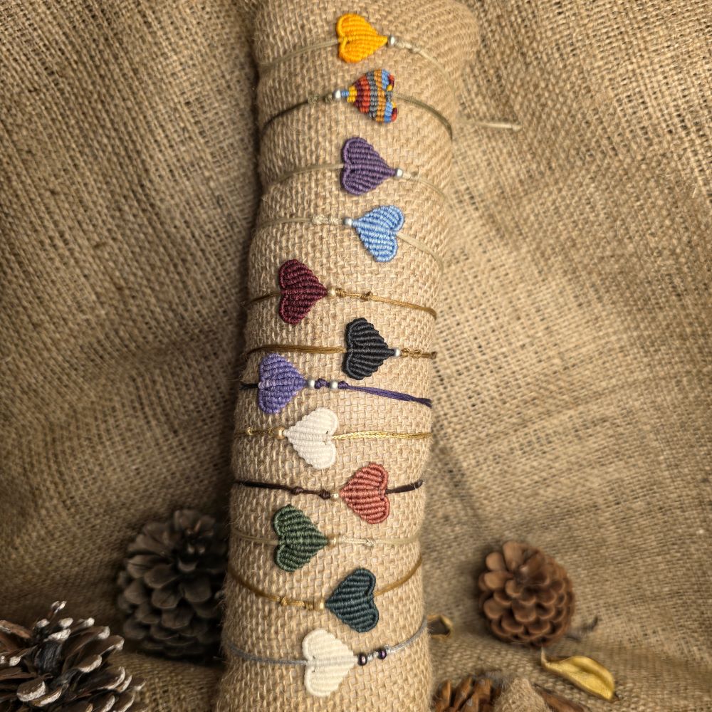 Χειροποίητα μακραμέ βραχιόλια με μικρές καρδιές σε διάφορα χρώματα με κλείσιμο αυξομείωσης