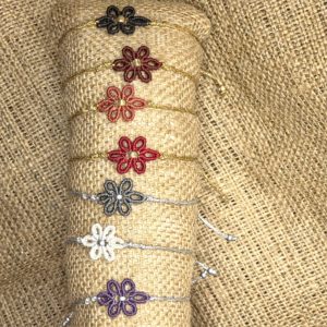 Χειροποίητα μακραμέ βραχιόλια με μικρό λουλούδι σε διάφορα χρώματα με κλείσιμο αυξομείωσης