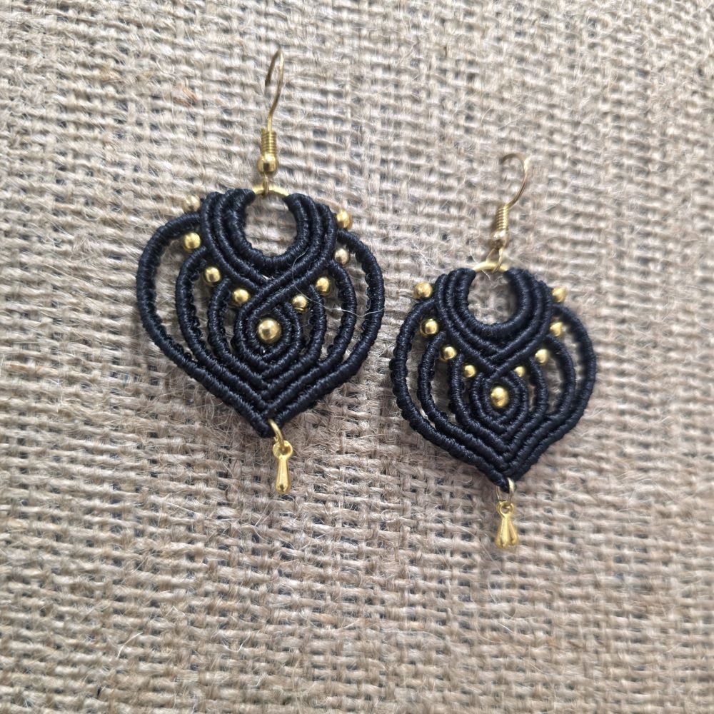 Forest Drop - Χειροποίητα μακραμε σκουλαρίκια σε πράσινο και μαύρο - Image 4