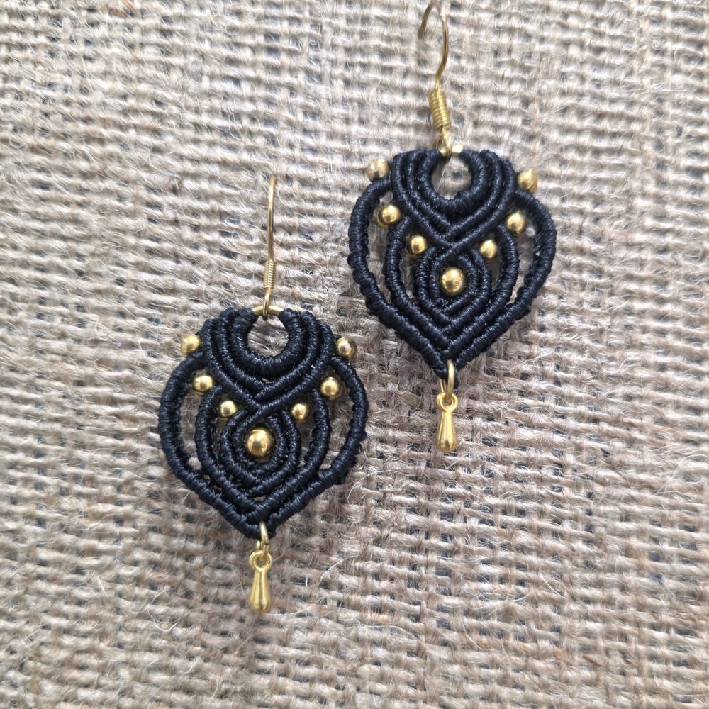 Forest Drop - Χειροποίητα μακραμε σκουλαρίκια σε πράσινο και μαύρο - Image 5