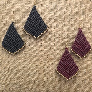 Χειροποίητα μακραμέ σκουλαρίκια Weave Geometry σε μαύρο και μπορντό χρώμα με γεωμετρική πλέξη και ατσάλινα γαντζάκια