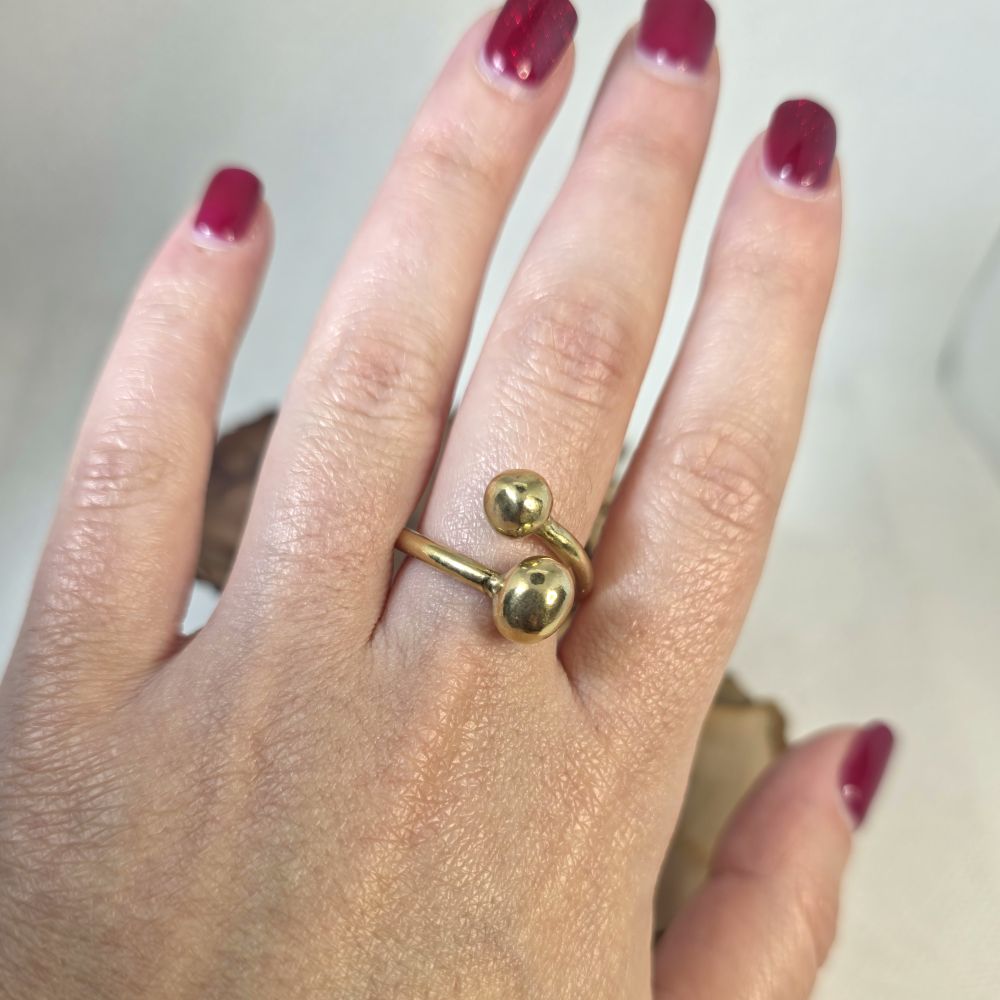 Χειροποίητο ορειχάλκινο δαχτυλίδι με δύο σφαιρικά στοιχεία φορεμένο στο χέρι