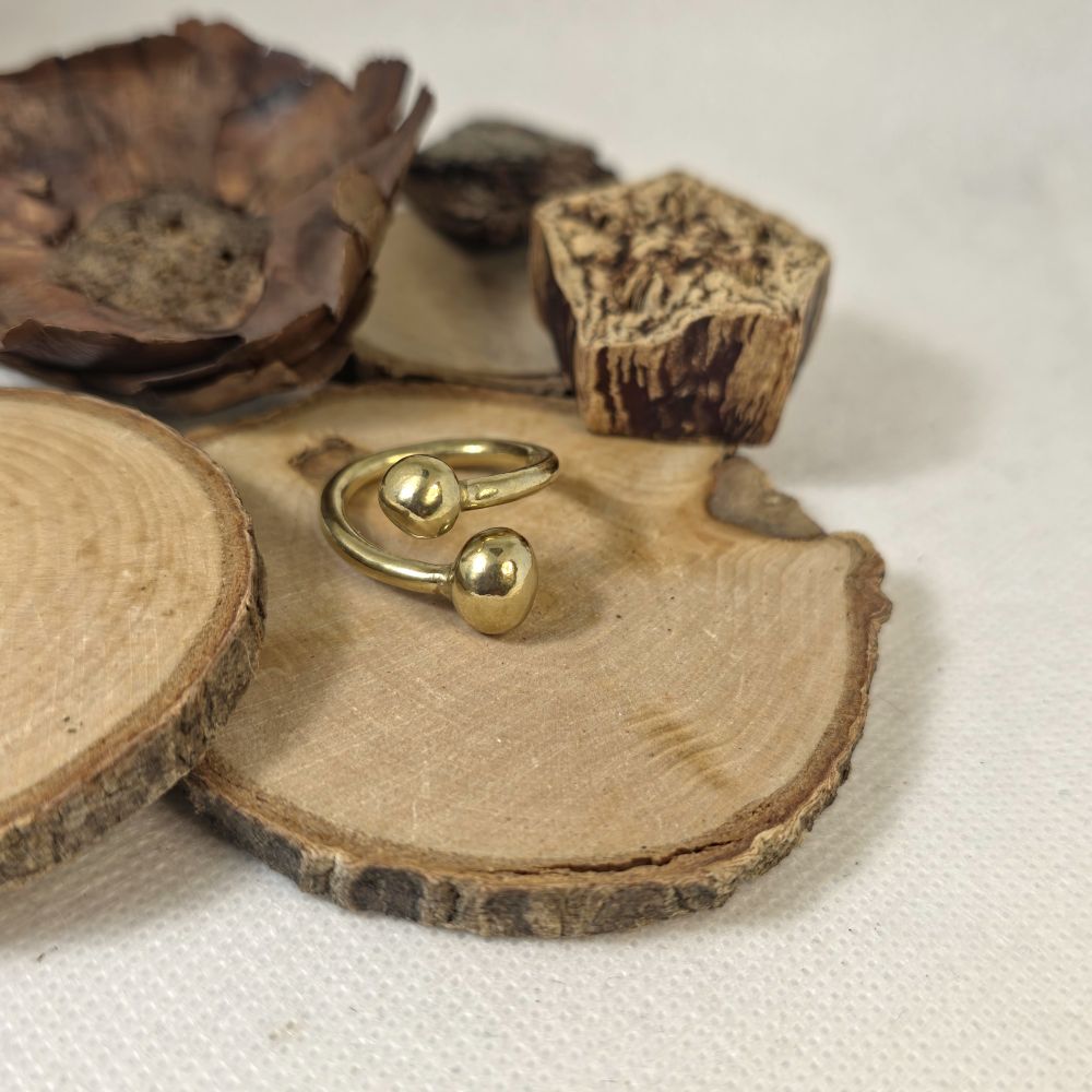 Golden Balance – Χειροποίητο ορειχάλκινο δαχτυλίδι με διπλή σφαίρα - Image 2