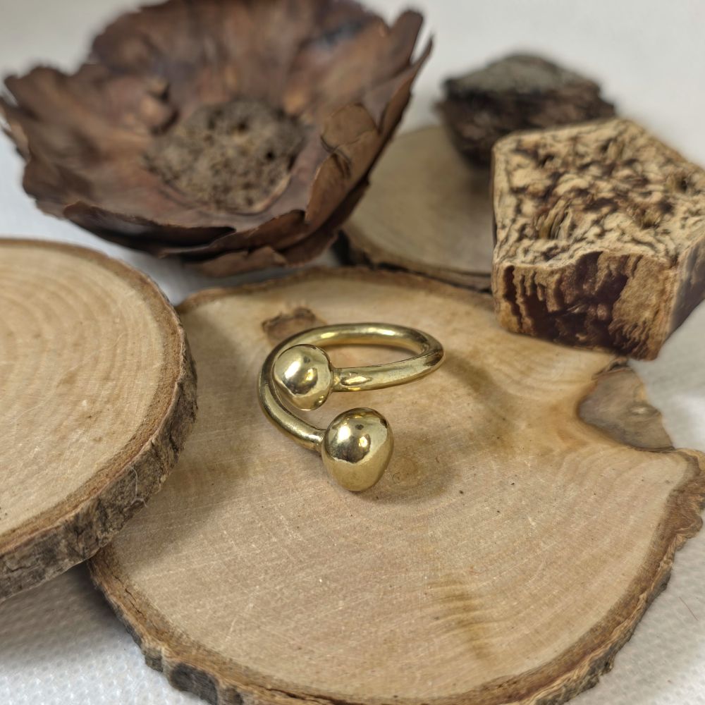 Golden Balance – Χειροποίητο ορειχάλκινο δαχτυλίδι με διπλή σφαίρα - Image 3