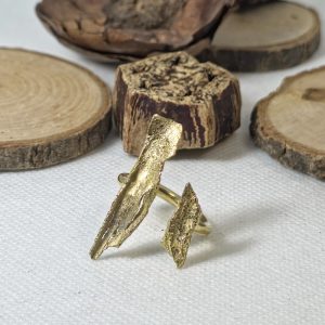 Χειροποίητο ορειχάλκινο δαχτυλίδι Cinnamon Echo με οργανικό σχέδιο εμπνευσμένο από κανέλα και φυσικές υφές