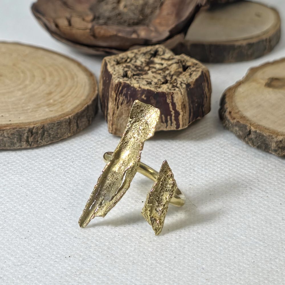 Χειροποίητο ορειχάλκινο δαχτυλίδι Cinnamon Echo με οργανικό σχέδιο εμπνευσμένο από κανέλα και φυσικές υφές