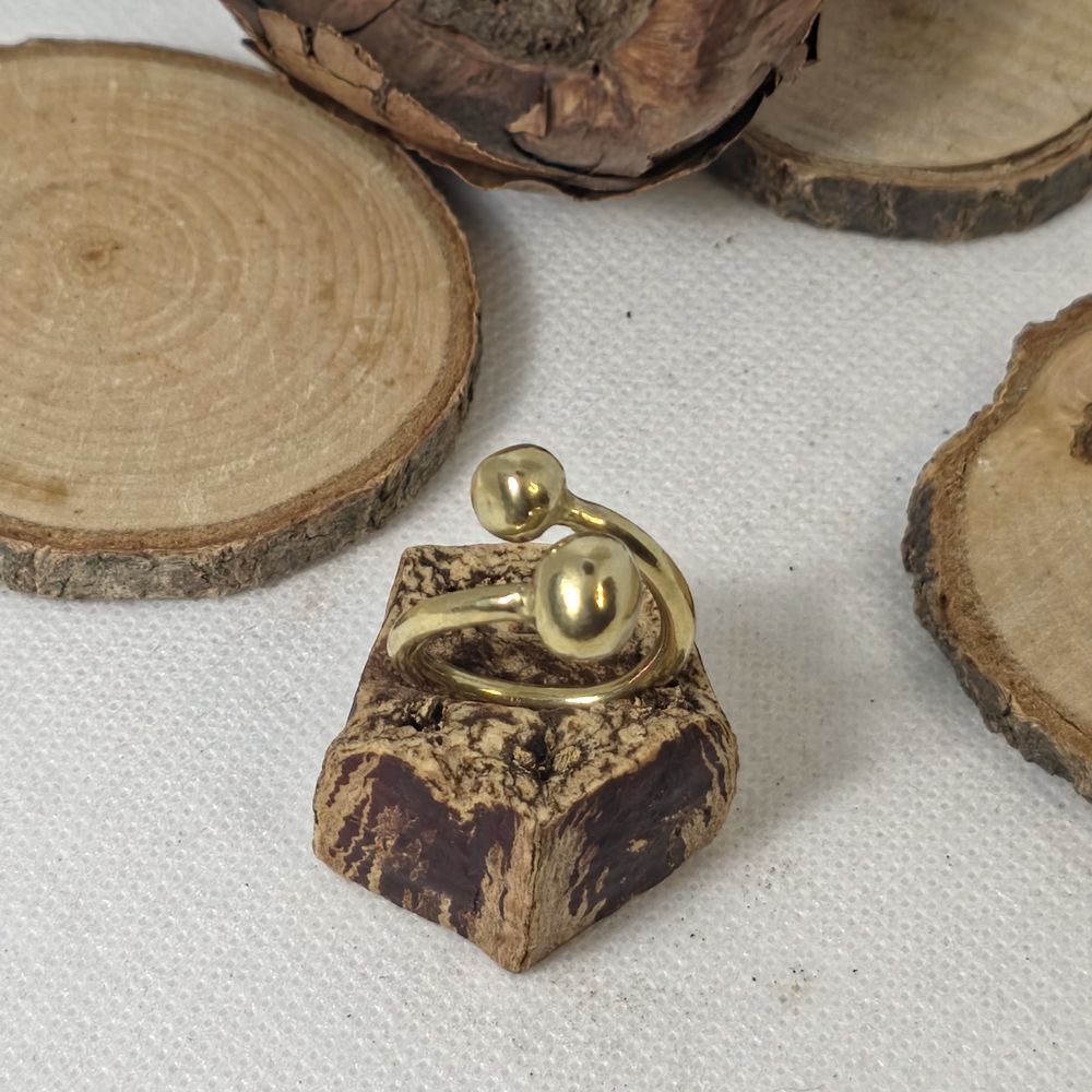 Golden Balance – Χειροποίητο ορειχάλκινο δαχτυλίδι με διπλή σφαίρα - Image 4