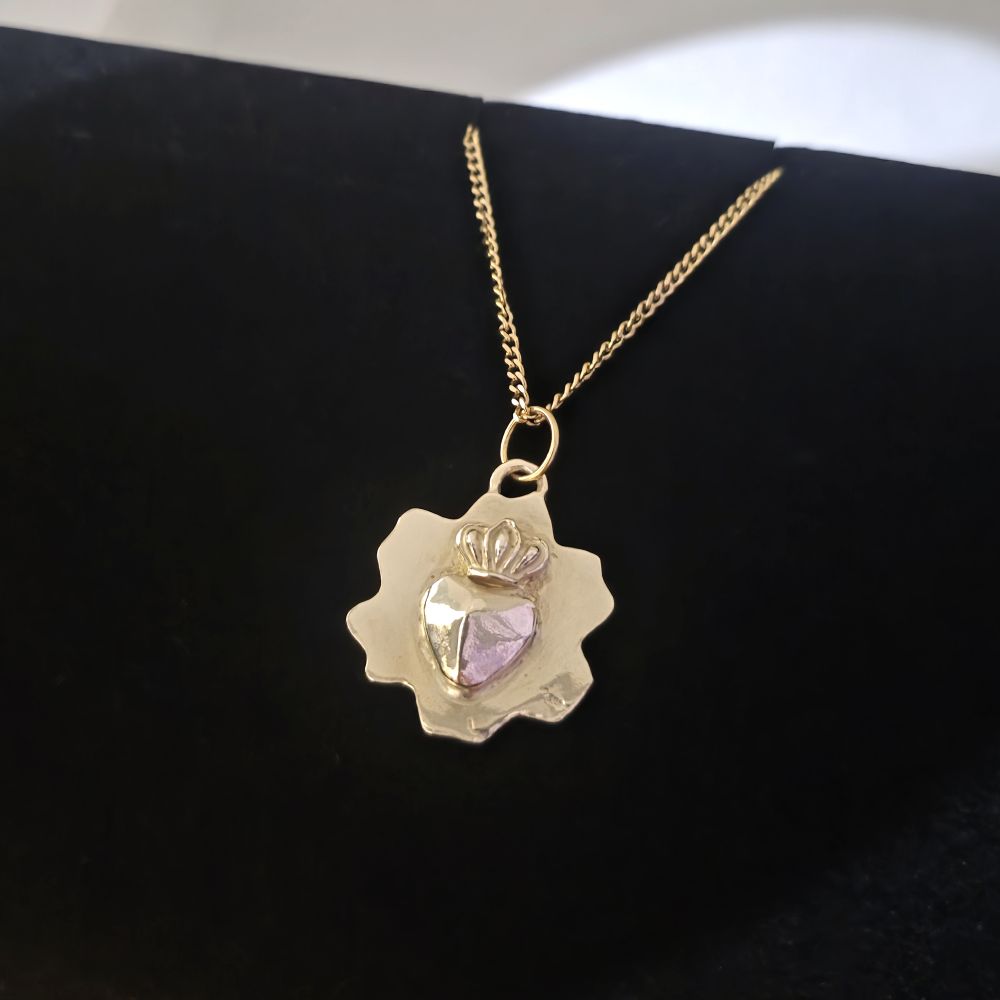 Sacred Crowned Heart – Χειροποίητο κολιέ με ορειχάλκινη καρδιά και στέμμα - Image 3