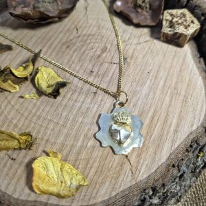Χειροποίητο κολιέ με ορειχάλκινη καρδιά και στέμμα σε ατσάλινη αλυσίδα