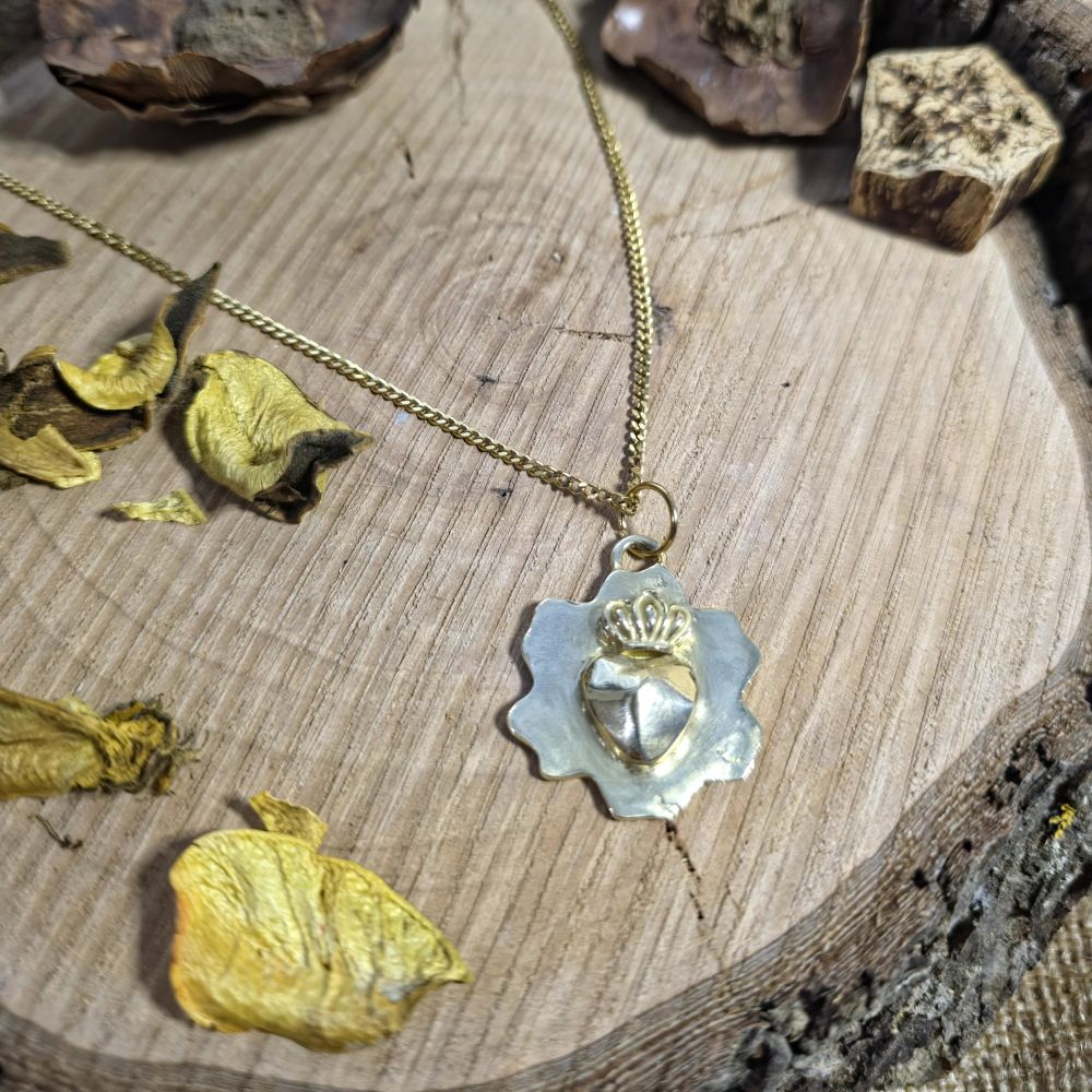 Χειροποίητο κολιέ με ορειχάλκινη καρδιά και στέμμα σε ατσάλινη αλυσίδα