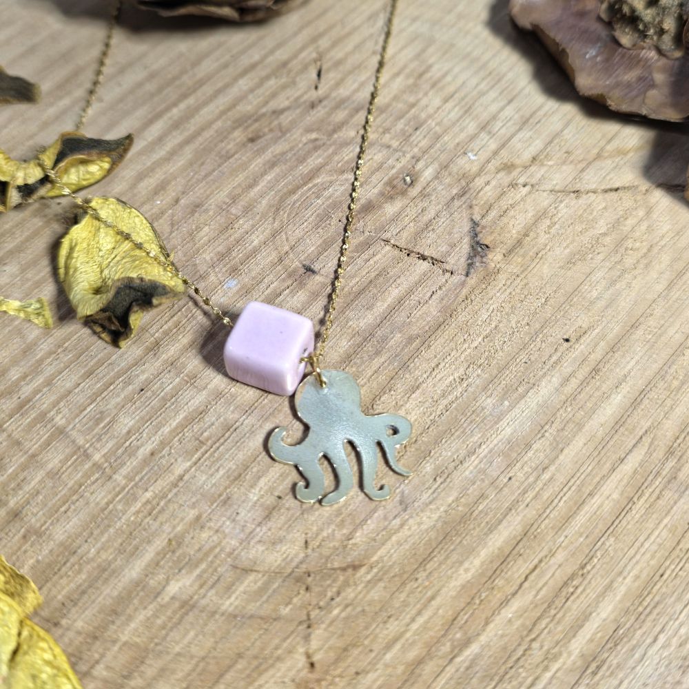 Sea Whisper Octopus – Χειροποίητο ορειχάλκινο κολιε με χταπόδι και κεραμικό κύβο - Image 2