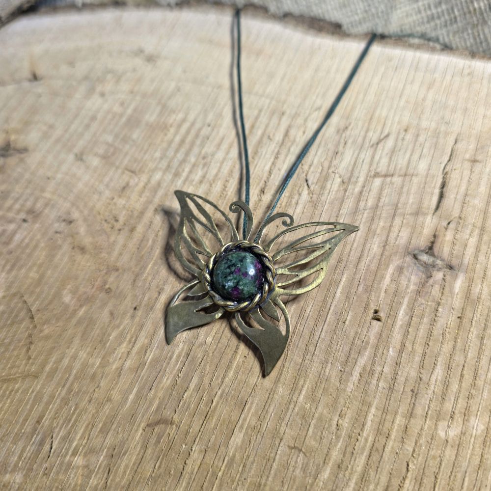 Forest Soul Butterfly – Χειροποίητο ορειχάλκινο κολιέ με ρουμπίνι ζωϊσίτη - Image 2