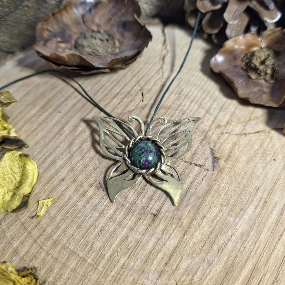 Forest Soul Butterfly – Χειροποίητο ορειχάλκινο κολιέ με ρουμπίνι ζωϊσίτη - Image 3