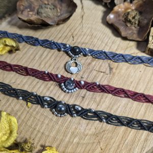 Χειροποίητο μακραμέ choker με αυξομείωση σε μαύρο, μπορντό και μπλε, με ημιπολύτιμες πέτρες αιματίτη και οψιδιανού και ασημί χαντρούλες