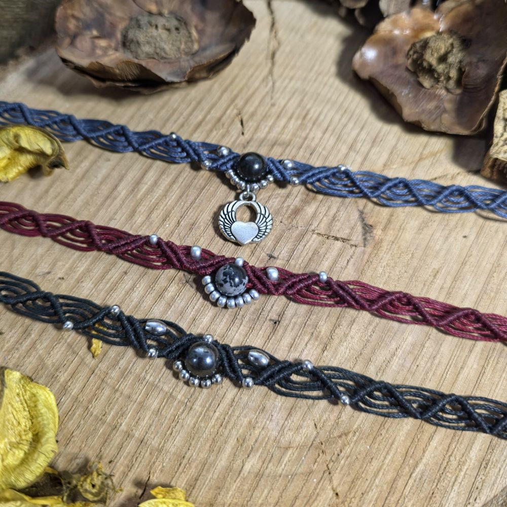 Χειροποίητο μακραμέ choker με αυξομείωση σε μαύρο, μπορντό και μπλε, με ημιπολύτιμες πέτρες αιματίτη και οψιδιανού και ασημί χαντρούλες