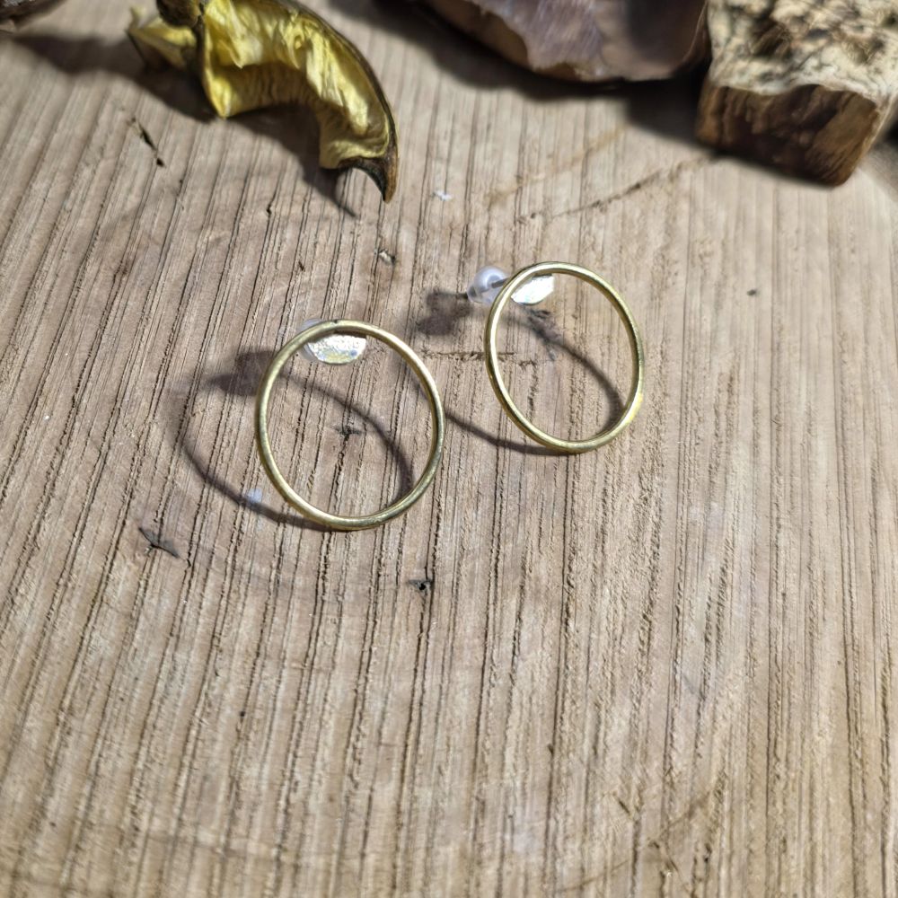 Χειροποίητα ορειχάλκινα σκουλαρίκια κύκλοι σε φυσικό ξύλινο φόντο με minimal αισθητική