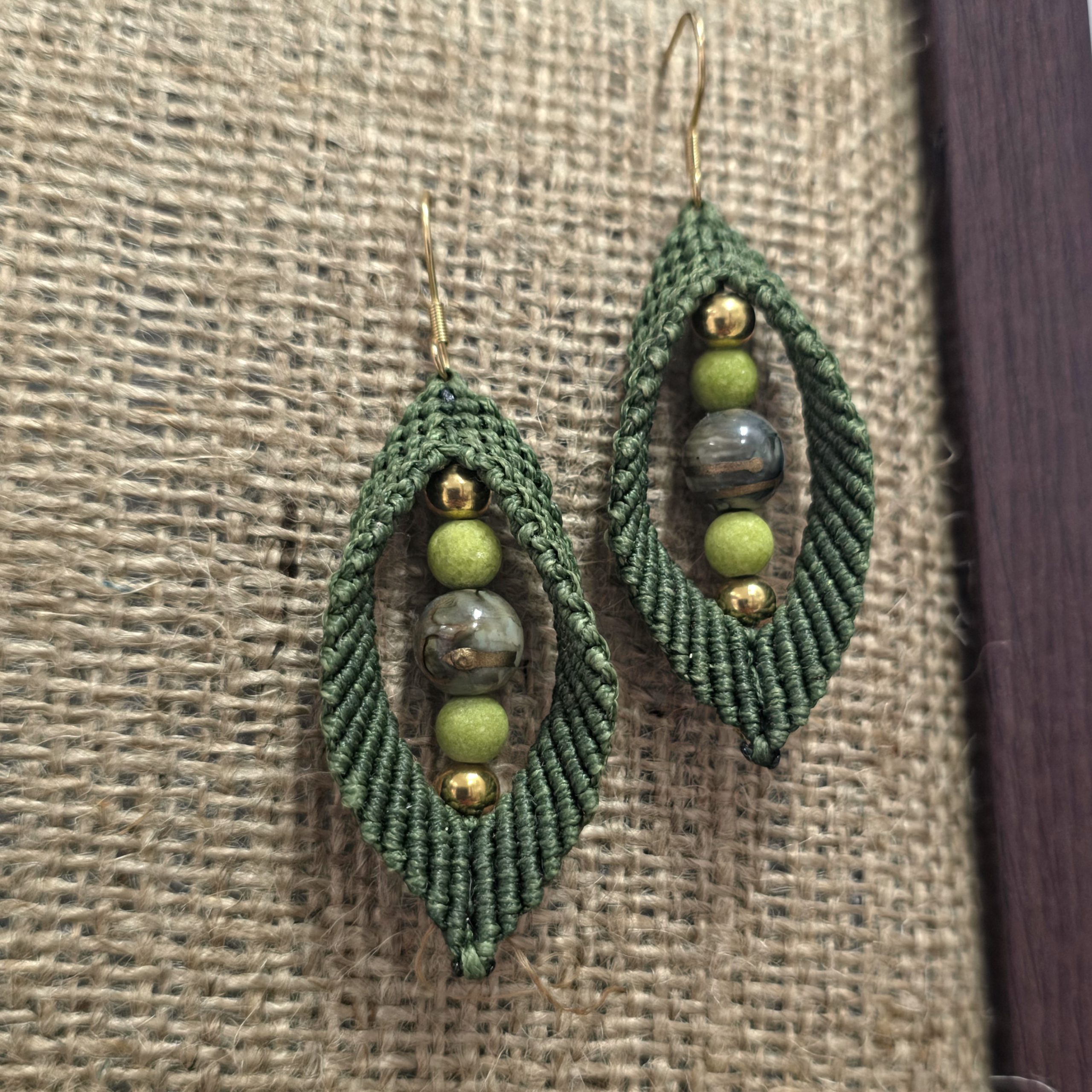 Olive Aura-Χειροποίητα μακραμε σκουλαρίκια σε λαδί - Image 2