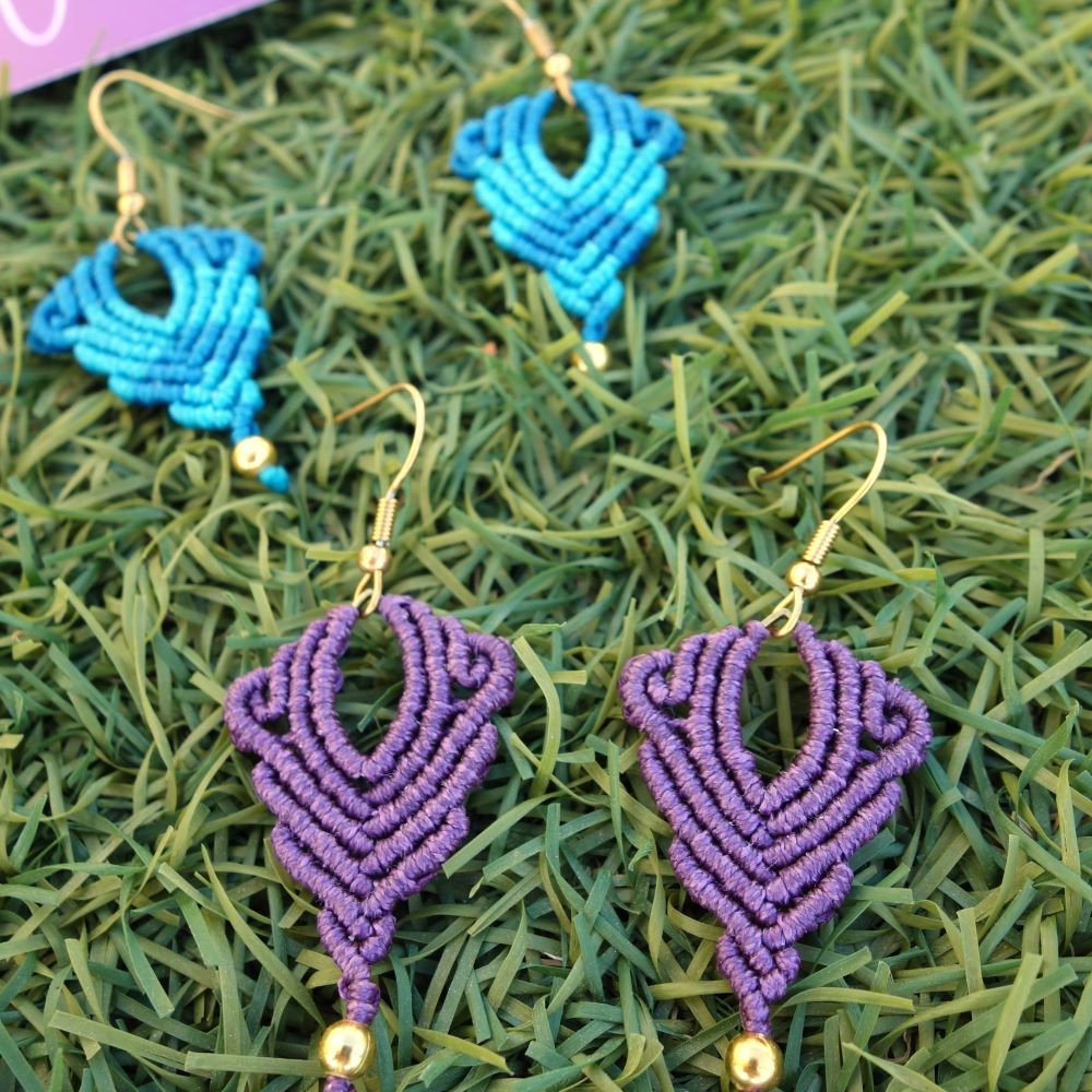 Χειροποίητα μακραμέ σκουλαρίκια Sacred Lines σε γεωμετρικό σχέδιο με κηροκλωστή και ατσάλινα γαντζάκια