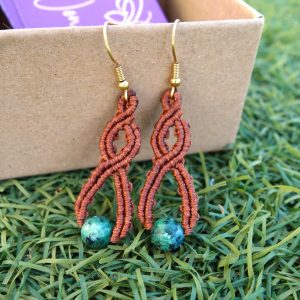 Χειροποίητα μακραμέ σκουλαρίκια Zoisite Flow με πράσινη φυσική πέτρα ζωϊσίτη και ατσάλινα γαντζάκια μήκους 4 εκ.