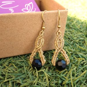 Χειροποίητα μακραμέ σκουλαρίκια σε χρυσό με μαύρο κρύσταλλο και ατσάλινα γαντζάκια.
