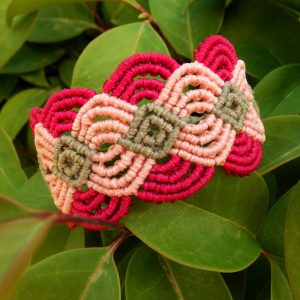 Χειροποίητο μακραμε βραχιόλι σε φούξια, απαλό ροζ και γκρι αποχρώσεις με κυκλική πλέξη και κλείσιμο με κουμπί