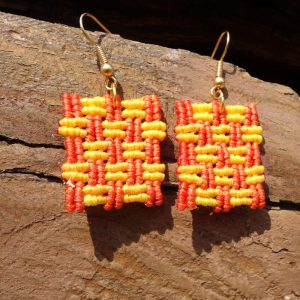 Χειροποίητα μακραμέ σκουλαρίκια σε κίτρινο και πορτοκαλί με καρό μοτίβο και ατσάλινα γαντζάκια.
