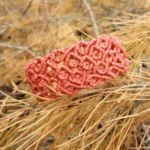 Χειροποίητο μακραμέ βραχιόλι σε σομόν απόχρωση με ανοιχτή πλέξη και κλείσιμο με κουμπί