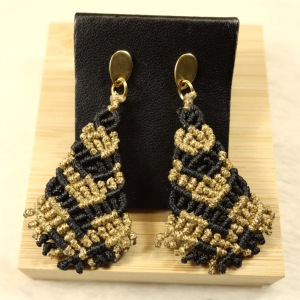 Χειροποίητα μακραμέ σκουλαρίκια σε μαύρο και χρυσό με ατσαλινα γαντζακια και γεωμετρική πλέξη