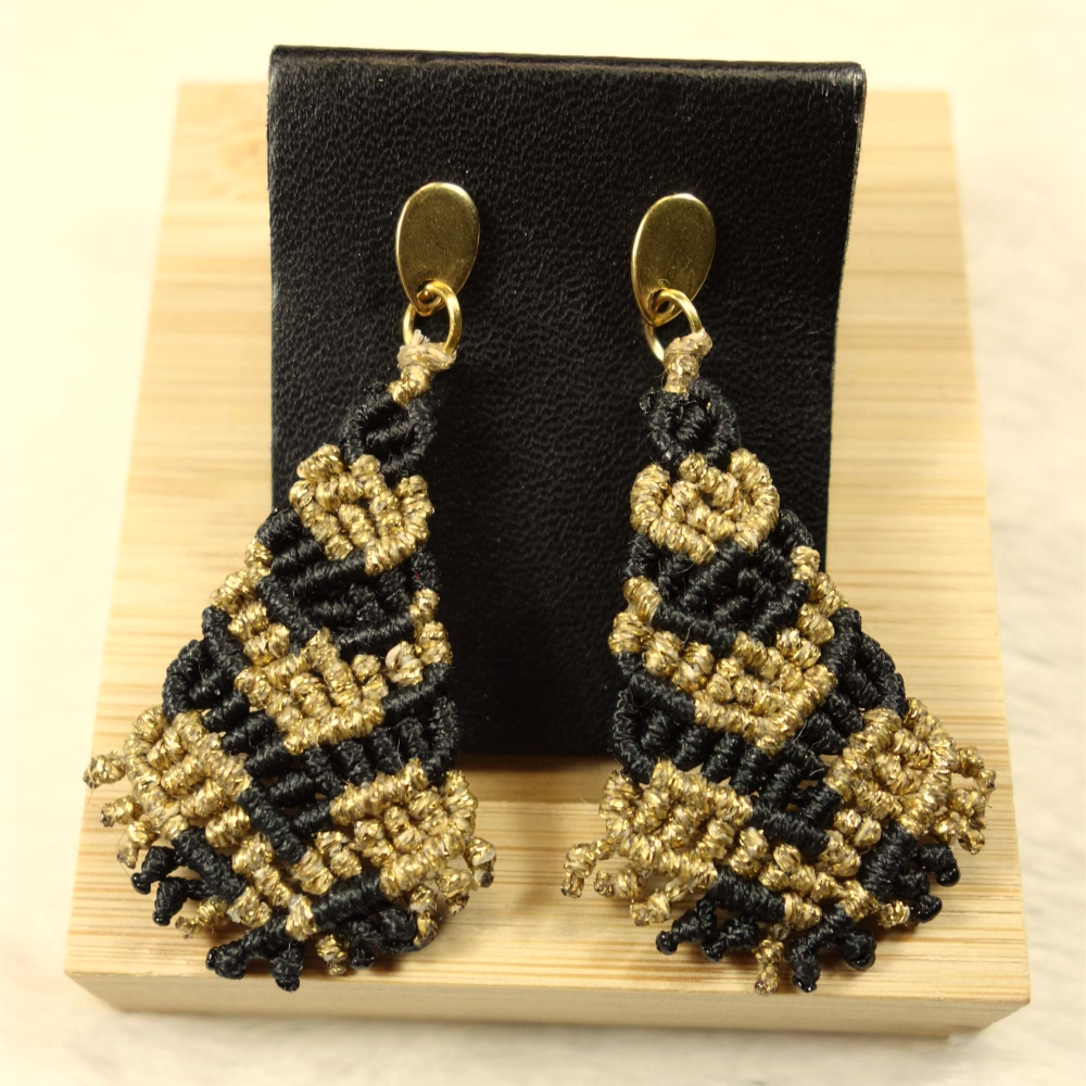 Χειροποίητα μακραμέ σκουλαρίκια σε μαύρο και χρυσό με ατσαλινα γαντζακια και γεωμετρική πλέξη