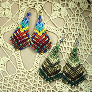 Χειροποίητα μακραμέ σκουλαρίκια με γεωμετρική πλέξη σε πολυχρωμα και γήινες αποχρώσεις με ατσάλινα γαντζάκια