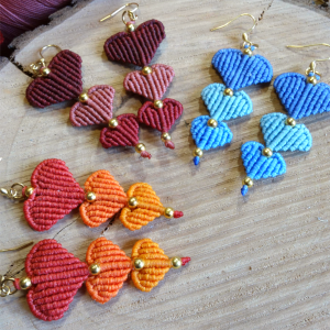 Χειροποίητα μακραμέ σκουλαρίκια σε σχήμα καρδιάς με πολύχρωμες αποχρώσεις και ατσάλινα γαντζάκια