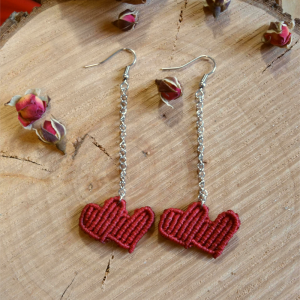 Χειροποίητα μακραμέ σκουλαρίκια Heartbeat Dangle με κόκκινη καρδιά και ατσάλινη αλυσίδα