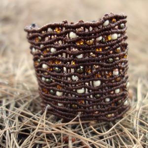 Χειροποίητο μακραμέ βραχιόλι σε καφέ με αφηρημένη σύνθεση γυάλινων και μεταλλικών χαντρών σε μελί και γήινες αποχρώσεις