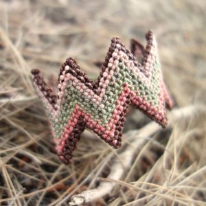 Χειροποίητο μακραμέ βραχιόλι ζιγκ ζαγκ σε πράσινο σομόν και καφέ αποχρώσεις με κλείσιμο κουμπί