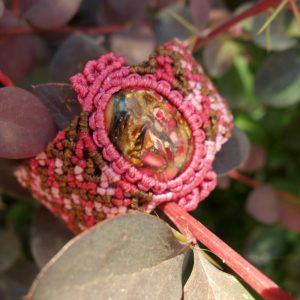 Χειροποίητο μακραμέ βραχιόλι με Imperial Jasper και ρουμπίνι σε ροζ και καφέ αποχρώσεις πάνω σε πράσινα φύλλα