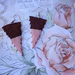 Χειροποίητα μακραμέ σκουλαρίκια πυραμίδα σε ροζ και μπορντό με ατσάλινα γαντζάκια.