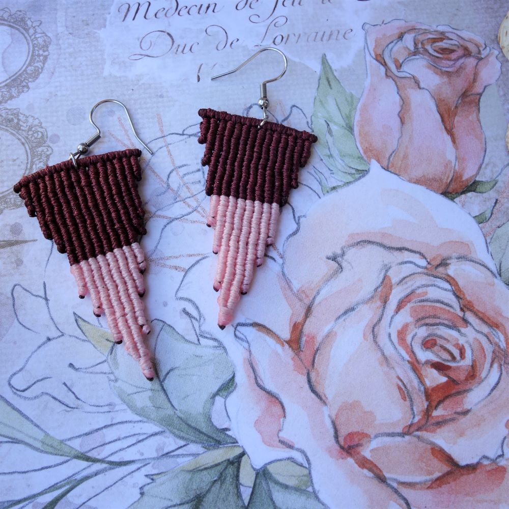 Χειροποίητα μακραμέ σκουλαρίκια πυραμίδα σε ροζ και μπορντό με ατσάλινα γαντζάκια.