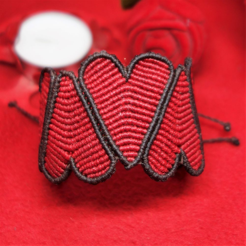 Χειροποίητο μακραμέ βραχιόλι με μοτίβο καρδιάς σε κόκκινο και σκούρο καφέ και κλείσιμο αυξομείωσης